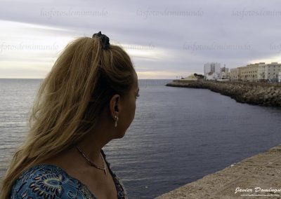 foto de mujer mirando e